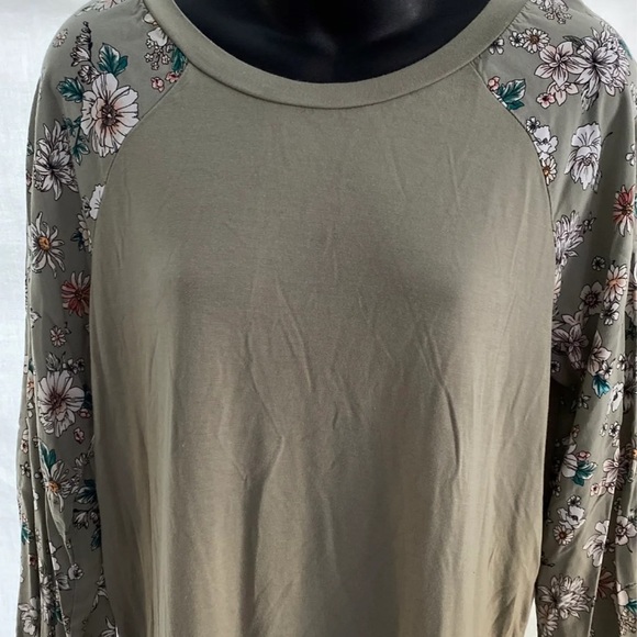 Baseball style olive green top Large - Picture 2 of 7